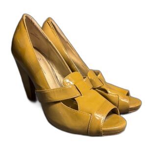 Linea Paolo Patent Leather Pumps Peep Toe Yellow Gold Mustard Size 7.5 Heel Chic
